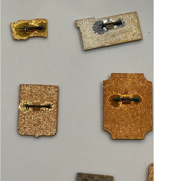 Lot of 19 Vintage USSR Russian Enamel Pins – Leningrad, Moscow, Hermitage - Picture 12 of 16